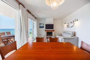 TV - Beachfront family apartment, sleeps 8 - UHC ARINSAL 289 (Salou)