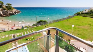 Un balcón con vista a la playa y al océano.