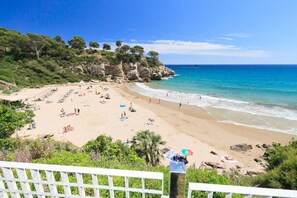 Beach nearby - Beachfront family apartment, sleeps 8 - UHC ARINSAL 289 (Salou)