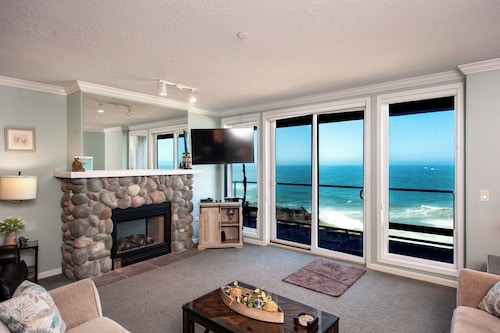 Promo! Stunning Oceanfront Condo, Wifi, HDTV, Hot Tub, Indoor Pool and More!