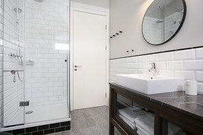 Cabana, 3 quartos, vista para o oceano | Banheiro | Chuveiro, secador de cabelo, toalhas de banho, sabonete
