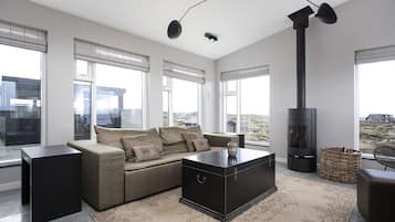 Cabin, 3 Bedrooms, Ocean View | Living area | Fireplace, iPod dock