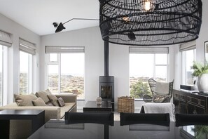 Cabin, 3 phòng ngủ, quang cảnh biển | Khu phòng khách | Lò sưởi, iPod dock 