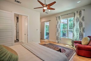 4 bedrooms, desk, iron/ironing board, travel cot - Walk to Lake Austin: Spacious Getaway w/ Patio (Austin)