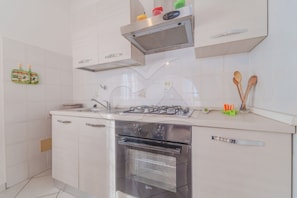 Fridge, oven, freezer - APPARTAMENTO LE CONCHIGLIE - LE CONCHIGLIE (Portoferraio)