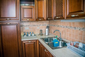 Réfrigérateur, micro-ondes, cafetière/bouilloire, bouilloire électrique