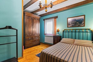 1 quarto, ferros/tábuas de passar roupa, roupa de cama