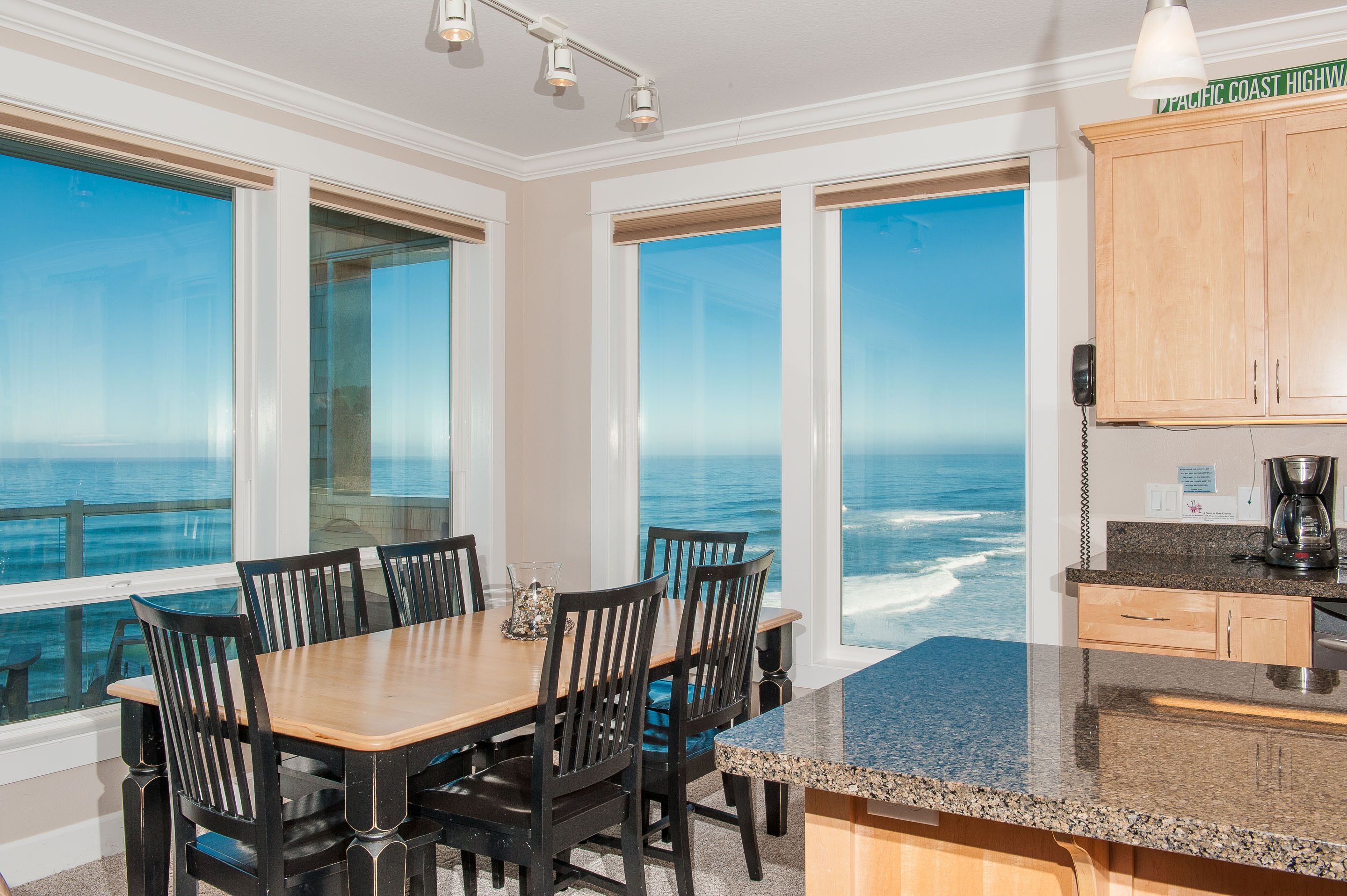 Promo! Top Floor Corner Condo, Oceanfront, Private Hot Tub, Indoor Pool, Wifi