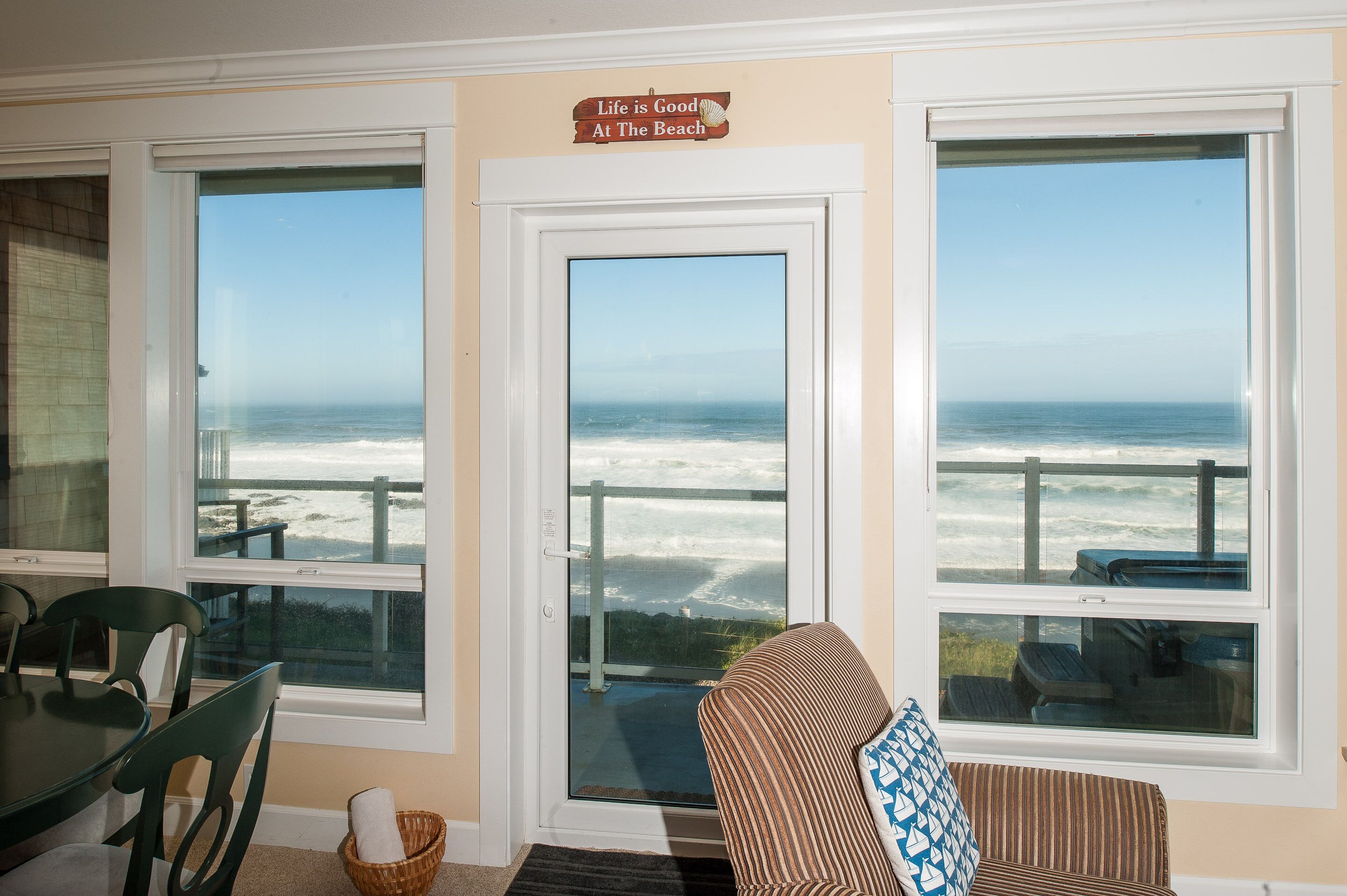Promo! 2nd Floor, Corner Oceanfront Condo/Private Hot Tub/ Pool/WiFi and More!