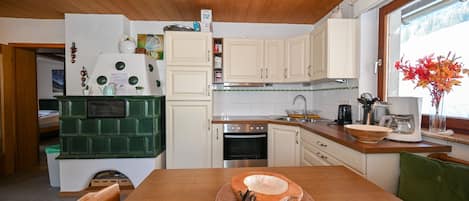 Fridge, microwave, oven, coffee/tea maker