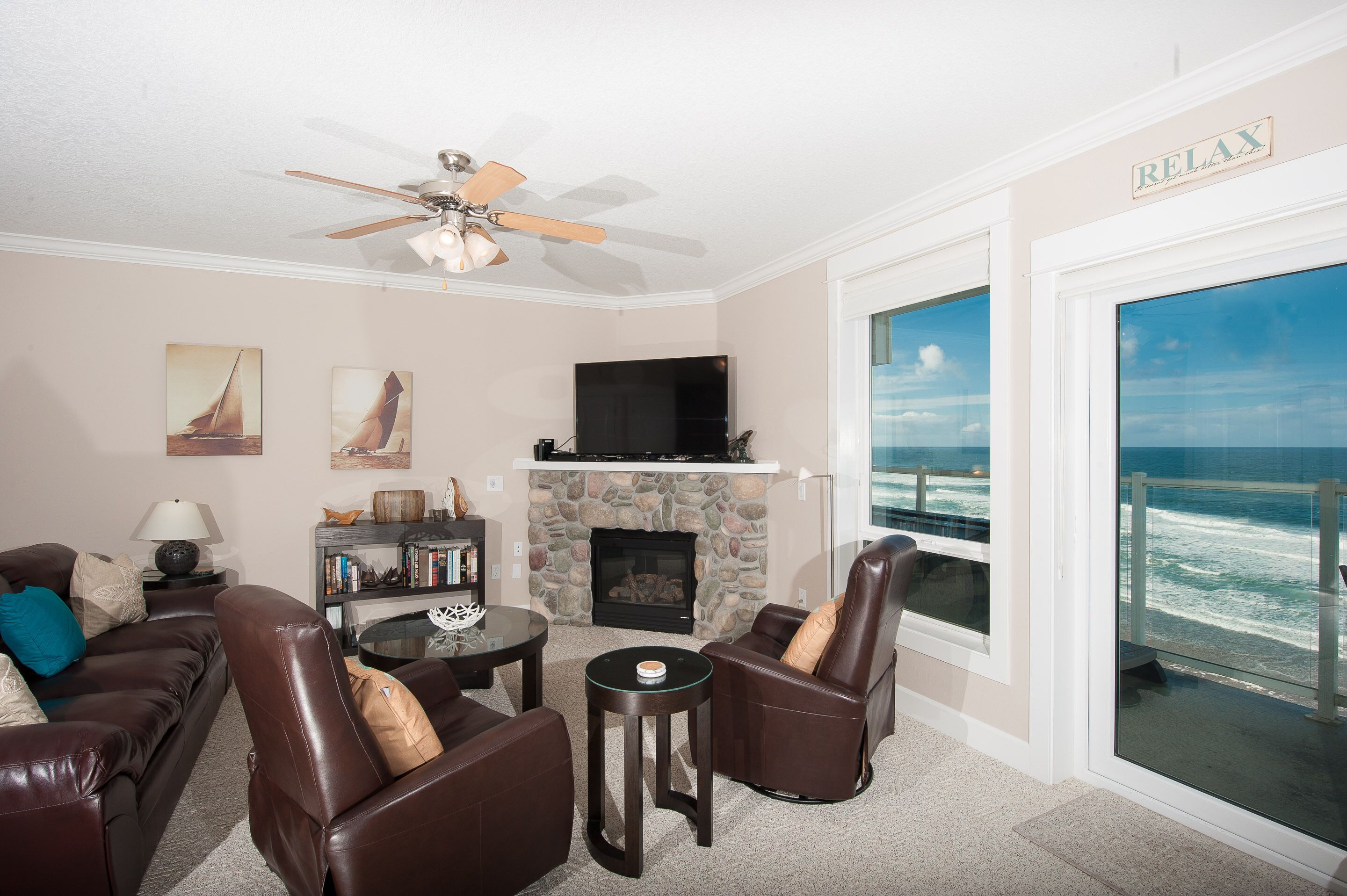 智能电视、壁炉、DVD 播放器、书