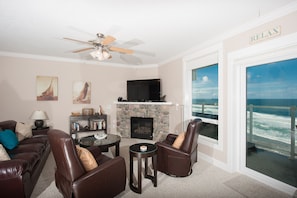 TV connectée, cheminée, lecteur de DVD, livres