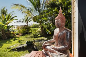 Peaceful lanai, ideal for morning coffee/tea. 