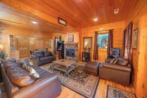 TV, fireplace, video games, DVD player - Beautiful Mtn View! Pool Table, Arcade Game, Hot Tub, Pool, Putt Putt & Fishing (Sevierville)