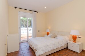 9 bedrooms, free WiFi - Club Villamar - Modern, spaciously designed holiday villa that can accommodate 17 people, with pr... (Lloret de Mar)