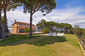 Exterior - Club Villamar - Modern, spaciously designed holiday villa that can accommodate 17 people, with pr... (Lloret de Mar)