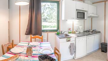 Fridge, microwave, dishwasher, coffee/tea maker
