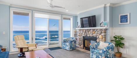 Smart-tv, een open haard, een dvd-speler en boeken