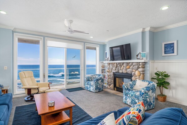 Smart TV, fireplace, DVD player, books - Promo! Second Floor Oceanfront Condo with Pool, Hot Tub, Wifi and Much More! (Depoe Bay)