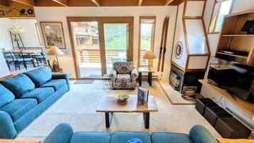 TV, fireplace, stereo
