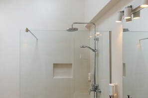 Shower, hair dryer, towels - Lorenzo, Casa Rural Caleton del Golfo Lanzarote (El Golfo)