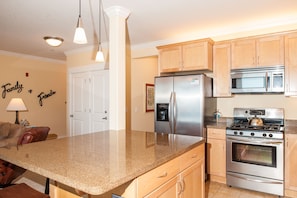 Kjøleskap, mikrob ølgeovn, ovn og kokeplater