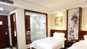 A hotel room with two beds, a walk-in closet, a shower, and a painting on the wall. - Shenzhen Hanlinxuan Business Hotel (Shenzhen)