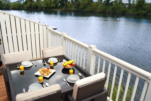 Outdoor dining - Shelduck Lodge - Pet-friendly Cotswold Lake House (Cirencester)
