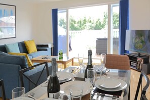 Dining - Shelduck Lodge - Pet-friendly Cotswold Lake House (Cirencester)