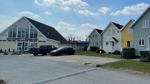 Une rangée de maisons de plain-pied, avec un restaurant appelé « LakeSide » en arrière-plan.