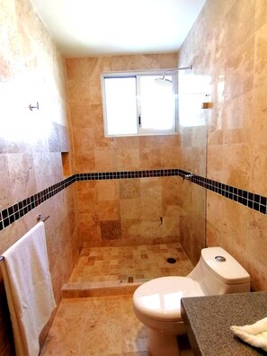 Haartrockner, Seife, Shampoo, Toilettenpapier