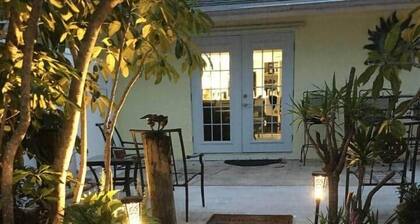 Bougainvillea Cottage (Peggy's Retreat)