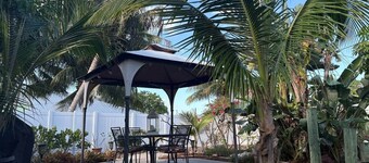 Une oasis moderne et tropicale à quelques minutes de la plage!