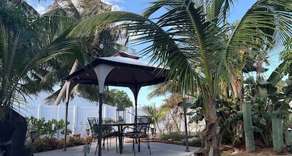 Bougainvillea Cottage (Peggy's Retreat)