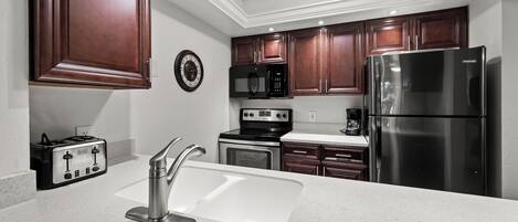 冷蔵庫、電子レンジ、オーブン、コンロ