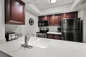 Køleskab, mikrobølgeovn, ovn, kogeplade