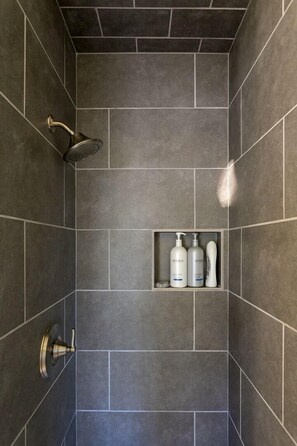 Ensemble baignoire-douche, séchoir à cheveux, serviettes fournies, savon