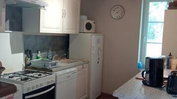 Frigorífico, microondas, horno y placa de cocina