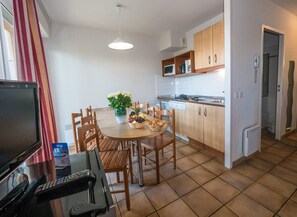 Réfrigérateur, micro-ondes, plaque de cuisson, lave-vaisselle