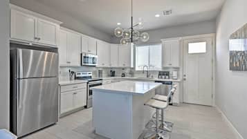 Coffee/tea maker, fridge, microwave, stovetop