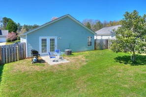 Outdoor dining - Family Friendly Retreat in Mooresville, NC (Mooresville)