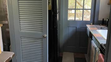 Microondas, cafetera y tetera y utensilios de cocina