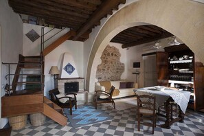 Fernseher, Kamin, DVD-Player, Stereoanlage