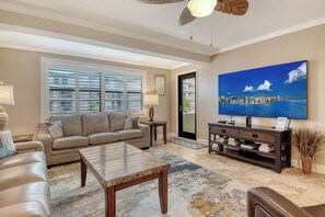 Smart-TV, DVD-Player, Bücher, Arbeitsbereiche