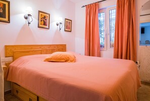 1 slaapkamer, een strijkplank/strijkijzer, internet, beddengoed