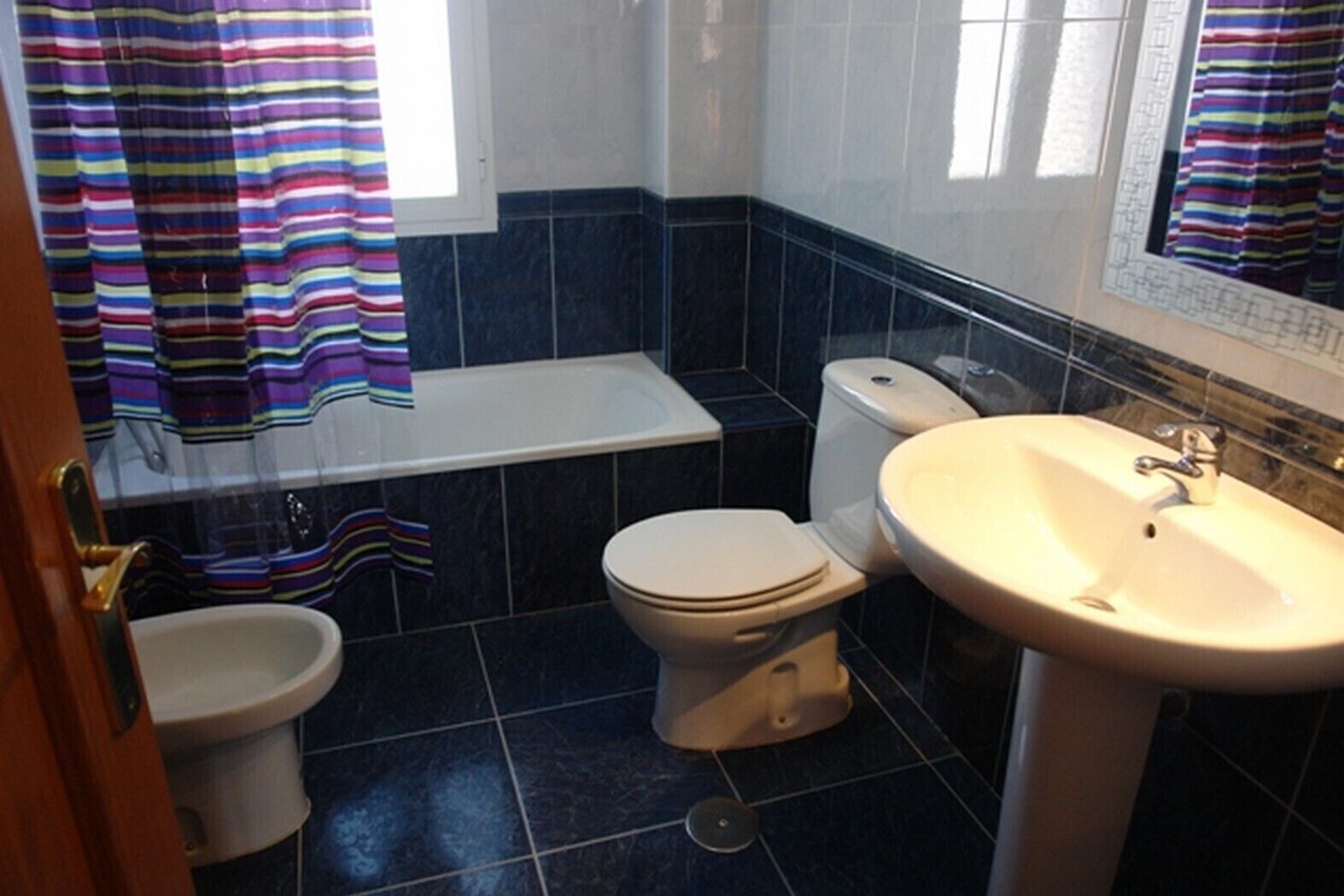 Badewanne, Haartrockner, Handtücher