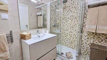 Shower, hair dryer, bidet, towels