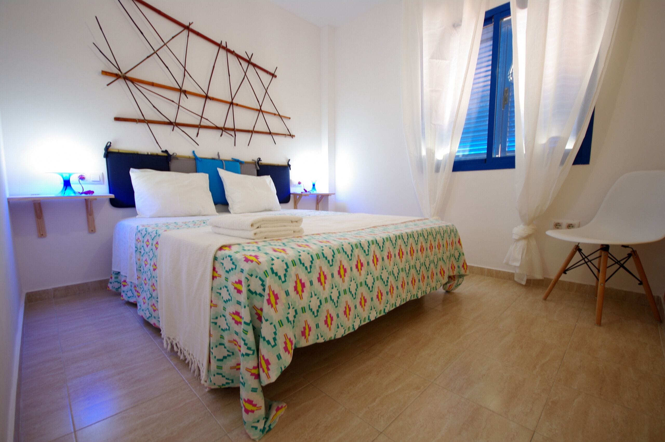 1 habitación, tabla de planchar con plancha y ropa de cama 