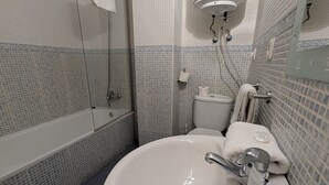 Kylpyhuone, jossa on kylpyamme, pesuallas, wc ja suihku.