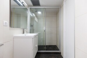 Shower, towels